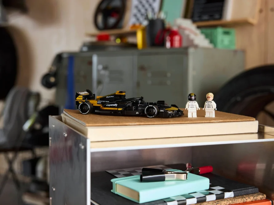 [一月新品] F1 電影神車來了！77252 APXGP 車隊賽車一月登場，布萊德彼特首次化身小人偶！