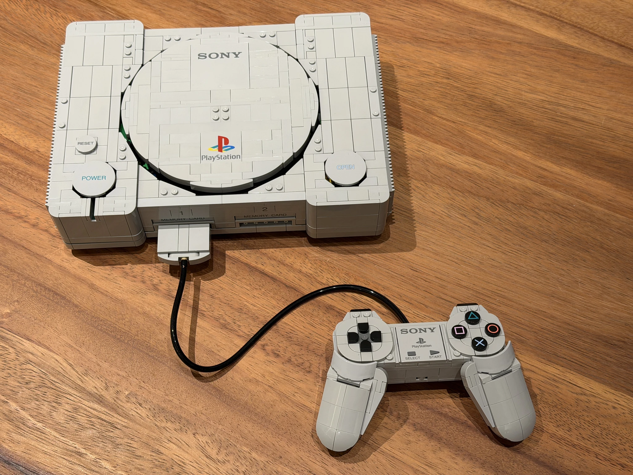 [開箱報告] 72306 PlayStation™，初代 PS 主機裡竟然藏了這些！